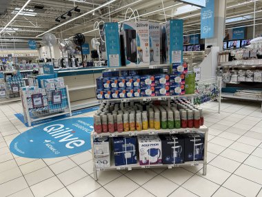 Varşova, Polonya - 22 Mayıs 2025: Perakende satış ekranında bir dizi şişe içki ve mutfak gereçleri, ürün organizasyonu ve canlı renkler yer alıyor