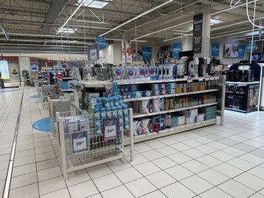 Varşova, Polonya - 22 Mayıs 2025: Perakende sahasında düzgün düzenlenmiş mutfak aletleri ve ev eşyaları, parlak renkler ve alışveriş deneyimini geliştiren temiz etiketler sergileniyor