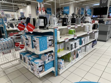 Varşova, Polonya - 22 Mayıs 2025: Bir perakende mağazasında elektrikli çaydanlık ve tost makinelerinin gösterimi, mutfak aletlerinin promosyon tabelaları ve organize planlarıyla vurgulanması