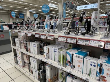 Varşova, Polonya - 22 Mayıs 2025: Çağdaş tasarım ve kullanılabilirliği vurgulayan, perakende ortamda karıştırıcı ve mutfak aletlerinin gösterimi