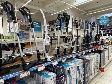 Varşova, Polonya - 22 Mayıs 2025: Çeşitli Qilive elektrik süpürgeleri modern tasarım ve temizlik yeteneklerini sergileyerek perakende bir ortamda sergileniyor