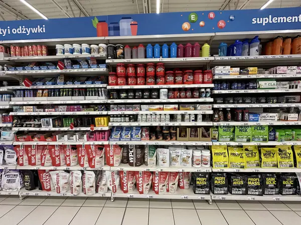 Varşova, Polonya - 22 Mayıs 2025: Raflarda bir markette sağlık ve zindelik seçeneklerini vurgulayan bir dizi besin takviyesi ve protein tozları sergileniyor