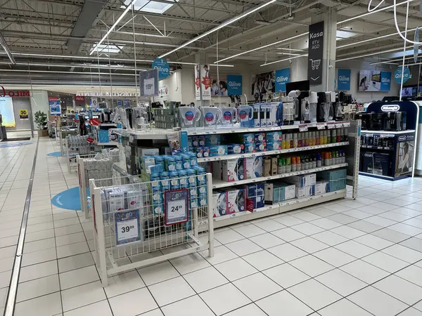 Varşova, Polonya - 22 Mayıs 2025: Perakende sahasında düzgün düzenlenmiş mutfak aletleri ve ev eşyaları, parlak renkler ve alışveriş deneyimini geliştiren temiz etiketler sergileniyor