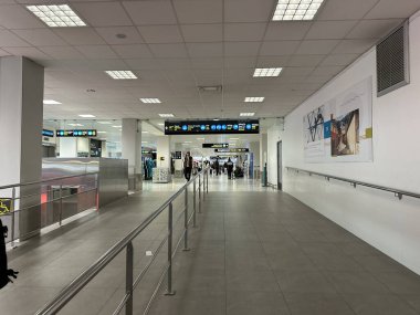 Nice, Fransa - 10 Mayıs 2025: Havaalanı terminalinin içi, gezginler için modern ve davetkar bir ortam sunan geniş yürüyüş yolları ve açık tabelalar içeriyor