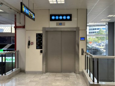 Nice, Fransa - 10 Mayıs 2025: Çağdaş bina lobisinde asansör alanı açık tabela ile, erişilebilirliği ve modern mimariyi vurguluyor