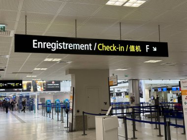 Nice, Fransa - 10 Mayıs 2025: Havalimanı check-in bölgesi kayıt için çok dilli işaretler içeriyor, kalabalık bir terminalde gezginler için hoş geldin atmosferi yaratıyor