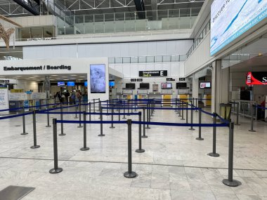 Nice, Fransa - 10 Mayıs 2025: Boş havalimanı check-in alanı, düzenli seyahat ortamını vurgulayan, biniş hatları ve dijital ekranlar içeriyor