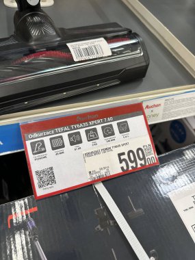 Varşova, Polonya - 22 Mayıs 2025: Tefal TY635 Xpert 7.60 elektrik süpürgesi görünür fiyat etiketi ve tüketiciler için ürün özellikleri