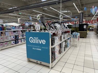 Varşova, Polonya - 22 Mayıs 2025: Qilive ürün sergisi, çeşitli ev aletlerini parlak bir perakende ortamda, organizasyon ve erişilebilirliği vurguluyor