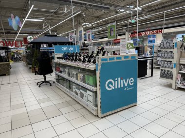 Varşova, Polonya - 22 Mayıs 2025: Geniş bir perakende satış ortamında Qilive ürün sergisi, düzenli düzenlenmiş elektronik eşyalar ve hoş bir alışveriş atmosferi
