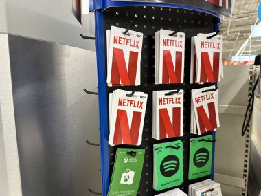 Varşova, Polonya - 22 Mayıs 2025: Netflix için hediye kartları çeşitli miktarları ve dijital eğlence seçeneklerini vurgulayarak perakende rafında belirgin bir şekilde sergilenmektedir