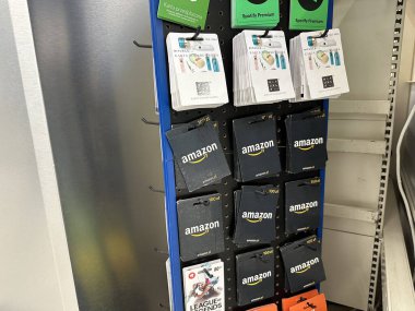 Varşova, Polonya - 22 Mayıs 2025: Amazon hediye kartları perakende sergilenmekte olup, tüketiciler için farklı değerler ve oyun seçenekleri vurgulanmaktadır