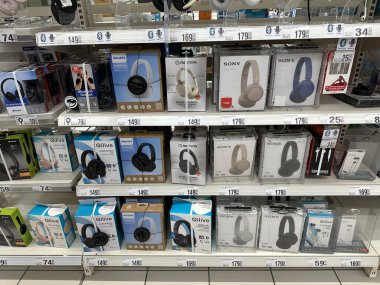 Varşova, Polonya - 22 Mayıs 2025: Bir perakende mağazasında çeşitli marka ve tarzlara sahip kulaklıklar, ses meraklıları için mükemmel