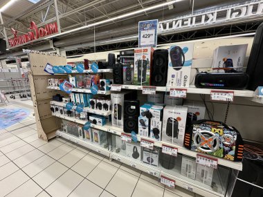 Varşova, Polonya - 22 Mayıs 2025: Renkli ambalaj ve fiyat etiketleriyle elektronik mağazasının perakende rafında taşınabilir hoparlör ve ses aygıtları dizisi