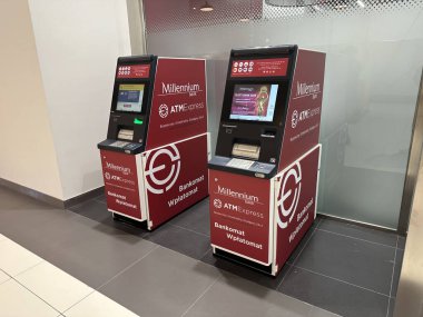 Varşova, Polonya - 22 Mayıs 2025: Millennium Bank ATM 'leri, kolay bankacılık erişimleri için parlak tasarımlar ve sezgisel ekranlar sunan çağdaş bir alanda yer almaktadır.
