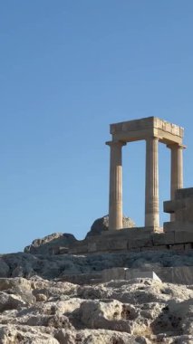 Görkemli antik tapınak kalıntıları berrak mavi gökyüzüne karşı yükselen sütunlarla klasik mimariyi ve tarihi eserlerin güzelliğini vurguluyor.