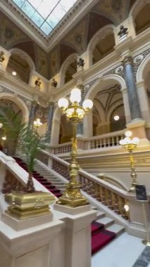 Prag, Çek Cumhuriyeti - 22 Nisan 2023: Güzelce tasarlanmış, duvar resimleri ve avizelerle süslenmiş görkemli bir iç uzay, zarafet ve tarihsel öneme sahip bir atmosfer yaratıyor.