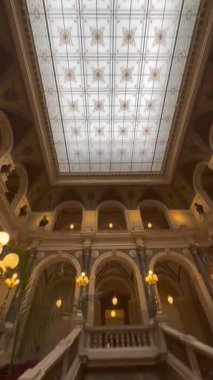 Prag, Çek Cumhuriyeti - 22 Nisan 2023: Çarpıcı büyük merdivenler zarif korkuluklar ve güzel avizeler, mimari ayrıntıları ve tarihi iç mekanın lüks atmosferini vurguluyor