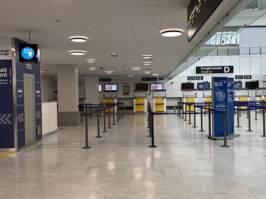 Nice, Fransa - 10 Mayıs 2025: Boş check-in gişeleri, açık tabelaları, boşluğun ve modern mimarinin vurgulandığı bir havaalanı terminali