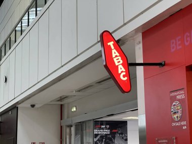 Nice, Fransa - 10 Mayıs 2025: Çağdaş binada kırmızı TABAC işareti, perakende satış alanını ve tütün ürünleri markasını ön plana çıkarıyor