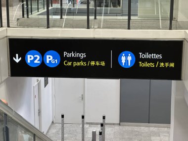 Nice, Fransa - 10 Mayıs 2025: İmza birçok dilde park ve tuvalet bilgilerinin gösterilmesi, çağdaş bir ortamda erişilebilirliğin ve kullanıcı deneyiminin artırılması