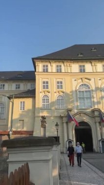 Prag, Çek Cumhuriyeti - 23 Nisan 2023: St. Vitus Katedrali, karmaşık Gotik mimari ve çarpıcı mavi gökyüzü arkaplanının yer aldığı Prag 'da dimdik duruyor