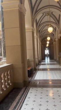 Prag, Çek Cumhuriyeti - 23 Nisan 2023: Zarif avizeleri ve dekoratif mimarisi olan tarihi binada büyük merdiven, klasik tasarım unsurlarını ön plana çıkarıyor