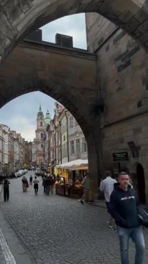 Prag, Çek Cumhuriyeti - 23 Nisan 2023: Krakow 'daki kaldırım taşı caddesi, insanların canlı atmosfer ve manzaranın tadını çıkardıkları tarihi bir mimariye sahip.