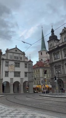 Prag, Çek Cumhuriyeti - 23 Nisan 2023: Ljubljana, Slovenya 'daki tarihi binalar, tramvay rayları ve bulutlu bir gökyüzü, Avrupa mimarisinin cazibesini yansıtıyor