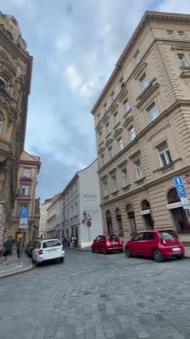 Prag, Çek Cumhuriyeti - 23 Nisan 2023: Prag 'ın sokak köşesinde süslü tarihi mimari, ayrıntılı dış görünüş ve renkli saksılar