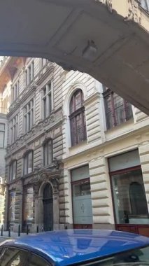 Prag, Çek Cumhuriyeti - 23 Nisan 2023: Güzel kemerli köprü, mimari zarafet ve kentsel cazibeyi vurgulayarak Avrupa 'nın pitoresk caddesindeki tarihi binaları birbirine bağlıyor