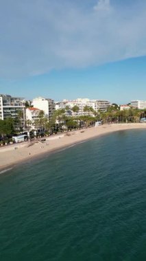 Gök mavisi sahilin havadan görünüşü, Fransa, Cannes 'ın liman ve şehir manzarasını gösteriyor. Temiz mavi sular, kumlu plajlar ve modern binalarla birleşir. Seyahat acenteleri, havayolları, tur operatörleri için.