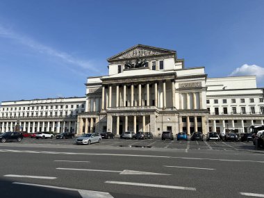Varşova, Polonya - 13 Haziran 2025: Klasik mimari ve kültürel mirasın bir sembolü olan açık mavi gökyüzünün yer aldığı tiyatronun çarpıcı manzarası