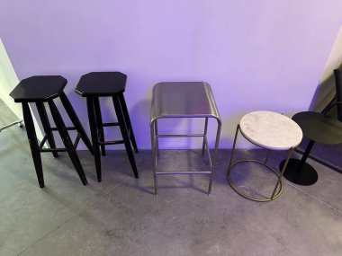 Modern bir iç mekanda bar tabureleri ve tabloların toplanması, benzersiz şekil ve materyallerin altını çizmek, şık ev veya ticari ortamlar için mükemmel