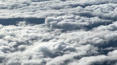 Hava perspektifi, yumuşak, dalgalı bulutların sürekli akışını ortaya koyuyor. Gökyüzünde sakin bir atmosfer yaratan karmaşık desenleri ve dokuları vurguluyor.