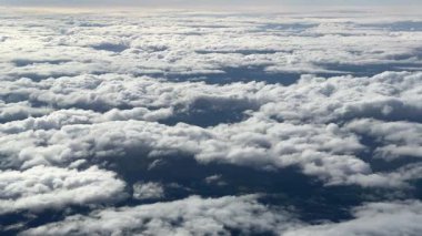 Hava perspektifi, yumuşak bulutların dokuda ve renkte kaydığını, gökyüzünde pürüzsüz bir şekilde akarken sakin bir atmosfer yarattığını ve doğanın güzelliğini gözler önüne serdiğini gösteriyor.