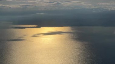 Hava perspektifi, güneş ışığını yansıtan, huzur ve sükunet hissi uyandıran, huzur ve huzur içinde, yavaş yavaş ışık ve gölgenin geçişini gösteren, parıldayan suyu ortaya çıkarır.