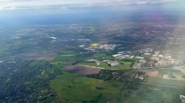 Havadan alınan görüntüler, kentsel alanlardan yemyeşil alanlara giderek artan bir manzara geçişini gözler önüne sererek, akıcı bir görsel anlatı içinde doğanın ve gelişimin etkileşimini vurgular.