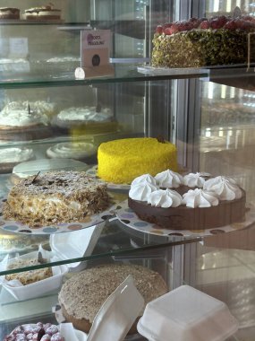 Bolonya, İtalya - 10 Temmuz 2025: Pastane vitrininde kek çeşitleri, canlı renkler ve dokular sergilenmesi, tatlı meraklıları için ideal