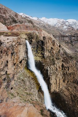 Şili ve Andean dağlarında yüksek bir şelale. Maule, Şili