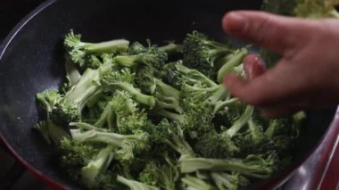 Tavada sebze doğrayan Latin bir kadının elleri. Yüksek kalite fotoğraf