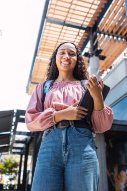 Terasta tablet kullanan genç Latin öğrenci kadın. Yüksek kalite fotoğraf