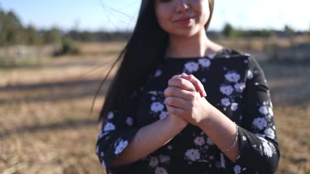 Молодая Женщина Молитвенными Руками Закате Поле Покоритесь Богу Высокое Качество — стоковое видео