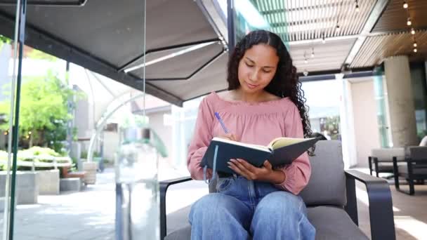 Hispanic University Student Woman Sitting Writing Her Journal Cafe High — 图库视频影像