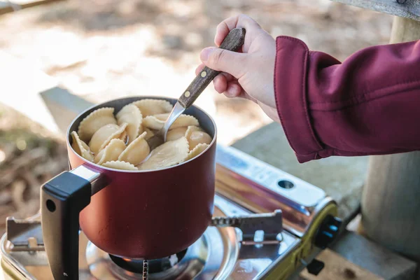Onherkenbare Vrouwen Maken Sorrentinos Pasta Met Een Kachel Het Platteland — Stockfoto