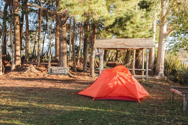 Tente Orange Dans Une Zone Camping Heure Matin Campagne Photo — Photo