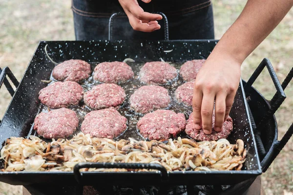 Felismerhetetlen Latin Fiatalember Hamburgert Hagymát Készít Grillsütőn Kiváló Minőségű Fénykép — Stock Fotó