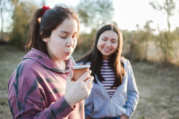 Amigos Sonrientes Bebiendo Yerba Mate Usando Termo Con Agua Caliente —  Fotos de Stock