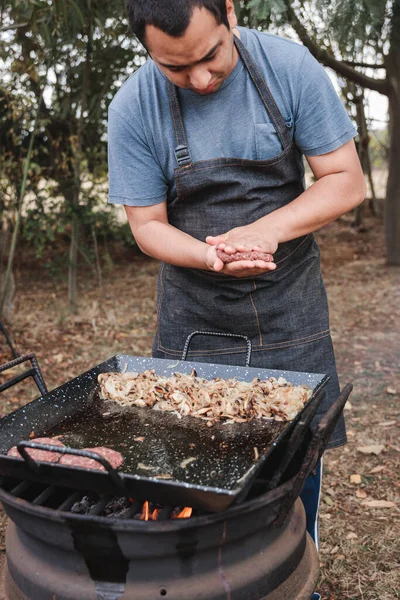 Egy Fiatal Latin Férfi Hamburgert Hagymát Készít Egy Grillsütőn Vidéken — Stock Fotó