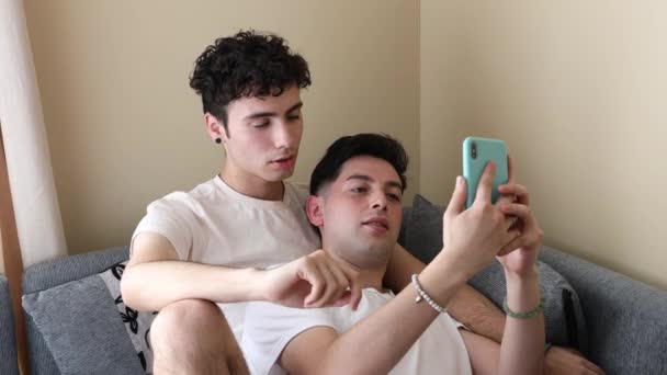 Primer Plano Una Pareja Gay Acostada Sofá Usando Móvil Para — Vídeo de stock